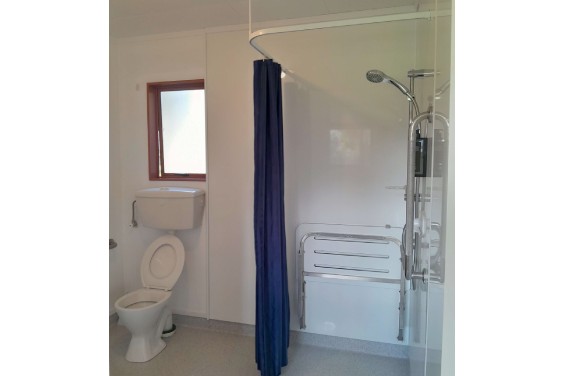 Studio Motel Unit accessible bathroom